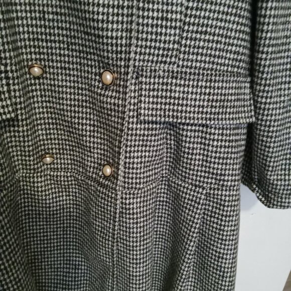Beautiful houndstooth coat with a skirt at the back, double row of buttons... - Picture 3 of 16
